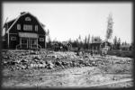 Bygget av arbetarbostäderna "Nya kasernerna" 1913. I bakgrunden syns två ungkarlshotell. 